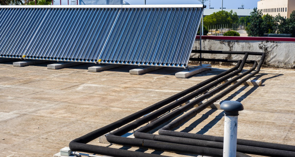 Piscine : combien de panneaux solaires thermiques pour la chauffer ?